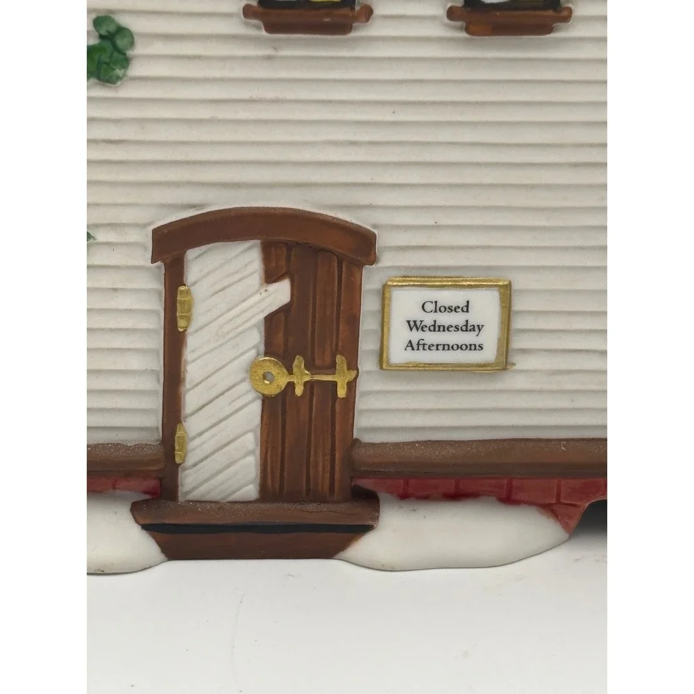 Dept 56 New England Village Woodbridge Town Hall 2004 Christmas Village 56614